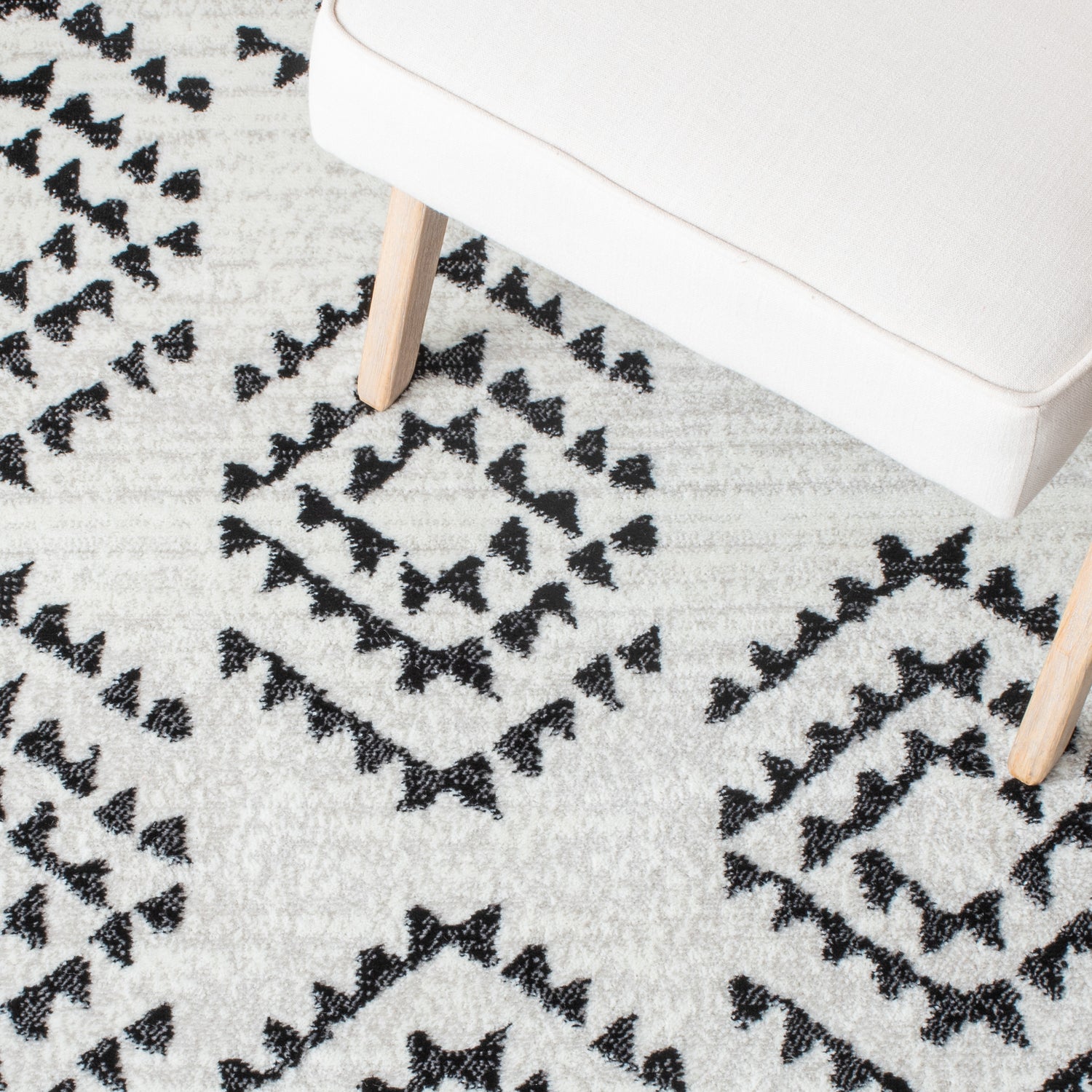 Safavieh Skyler Sky179A Ivory/Black Rugs.