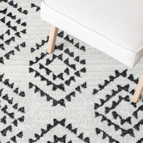 Safavieh Skyler Sky179A Ivory/Black Rugs.