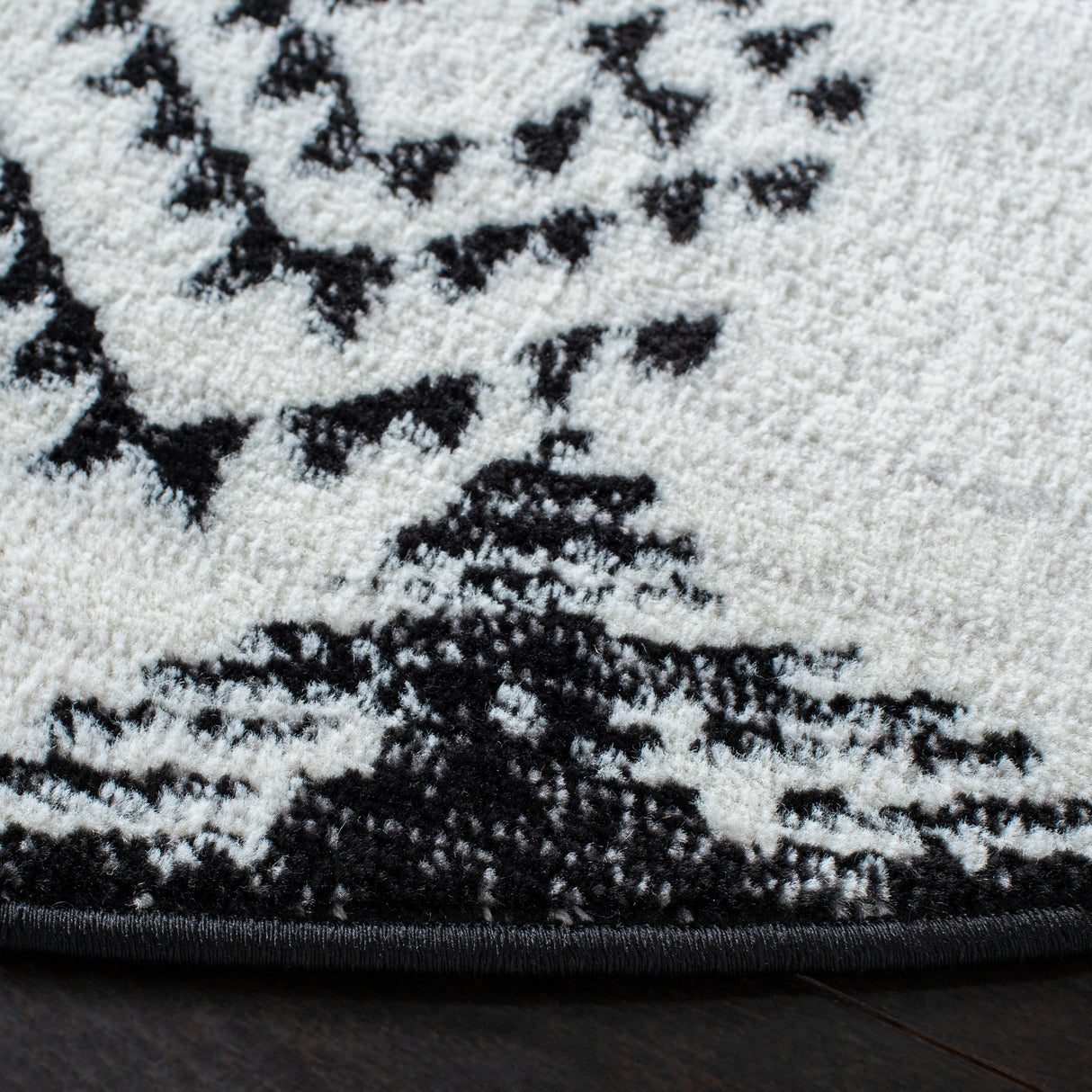 Safavieh Skyler Sky179A Ivory/Black Rugs.