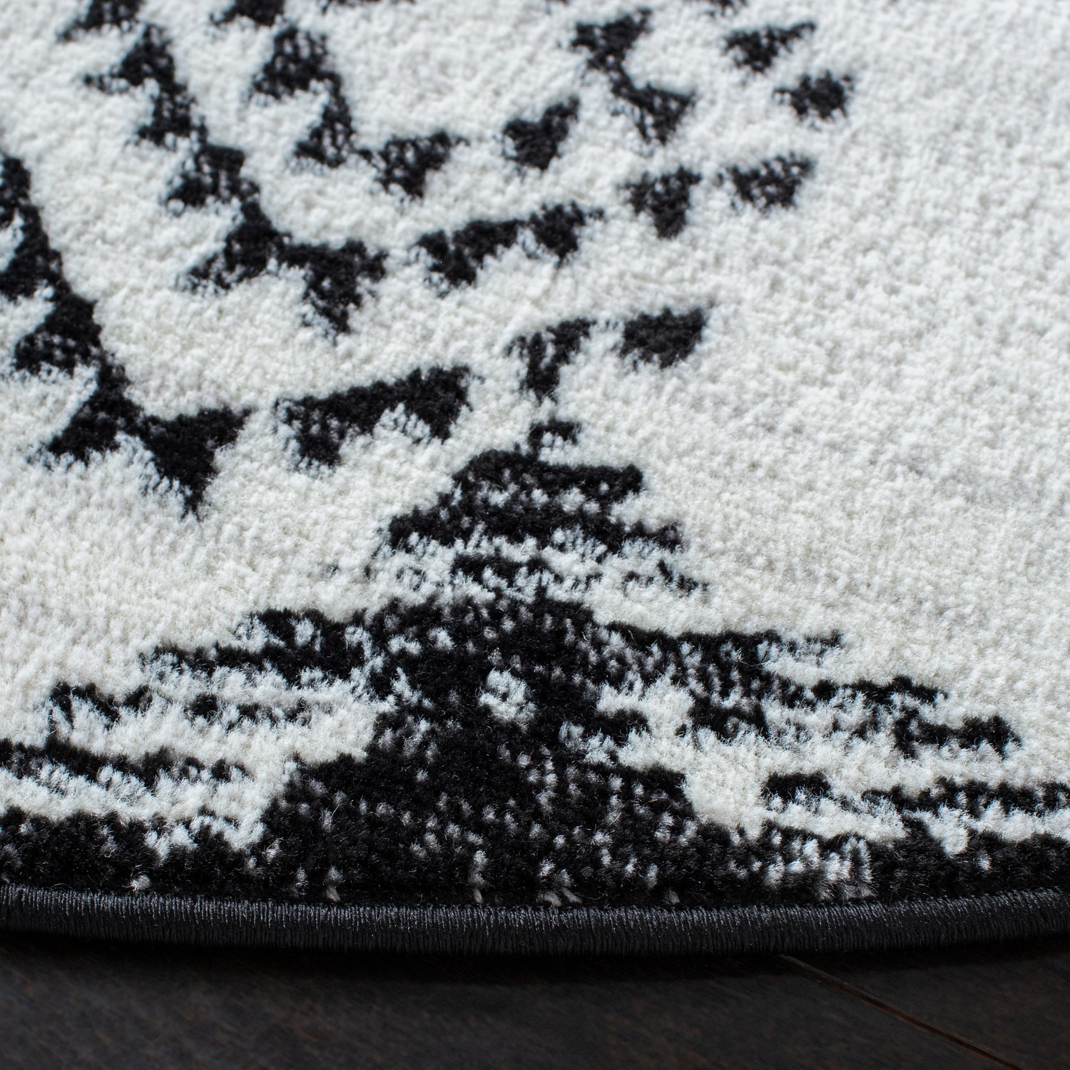 Safavieh Skyler Sky179A Ivory/Black Rugs.
