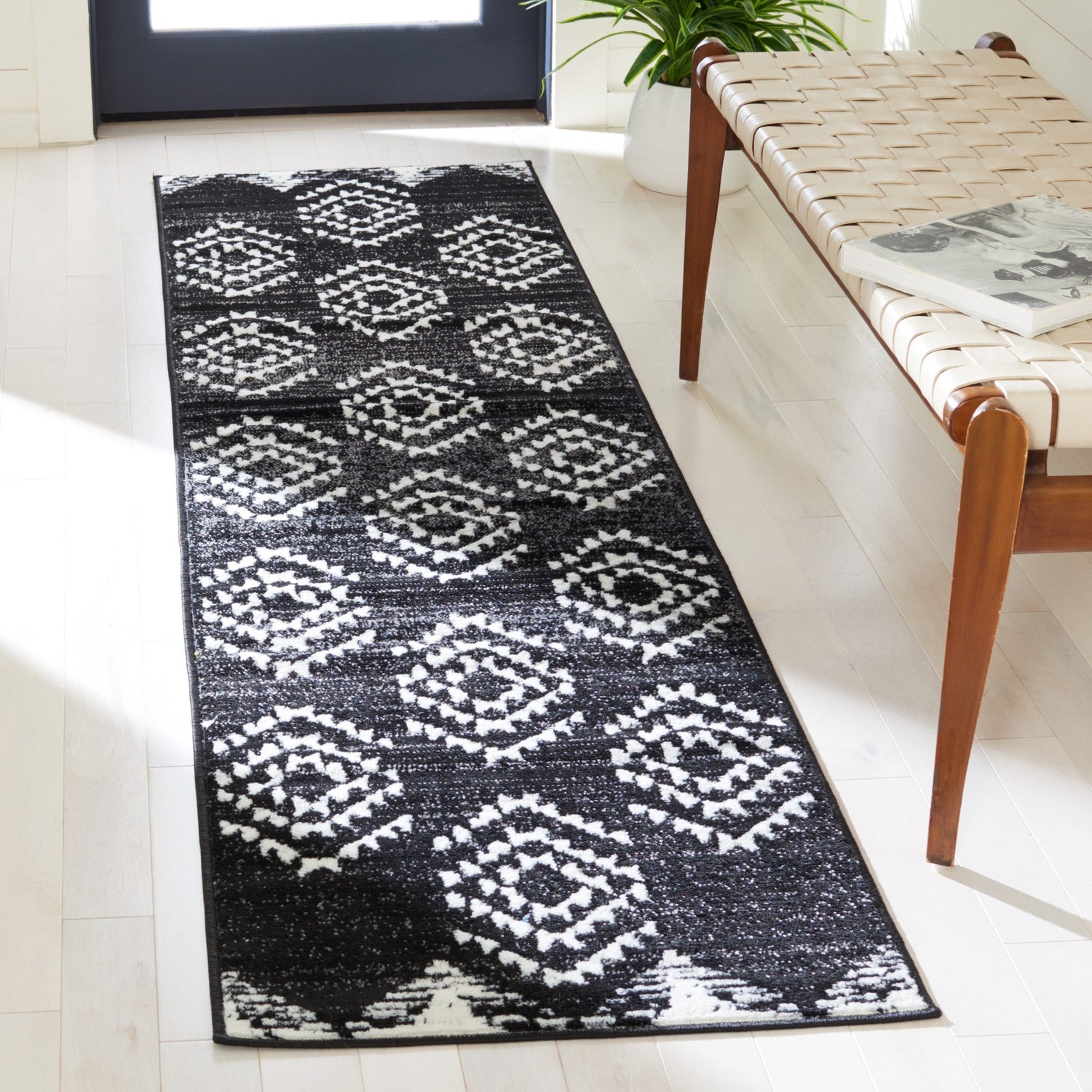 Safavieh Skyler Sky179Z Black/Ivory Rugs.