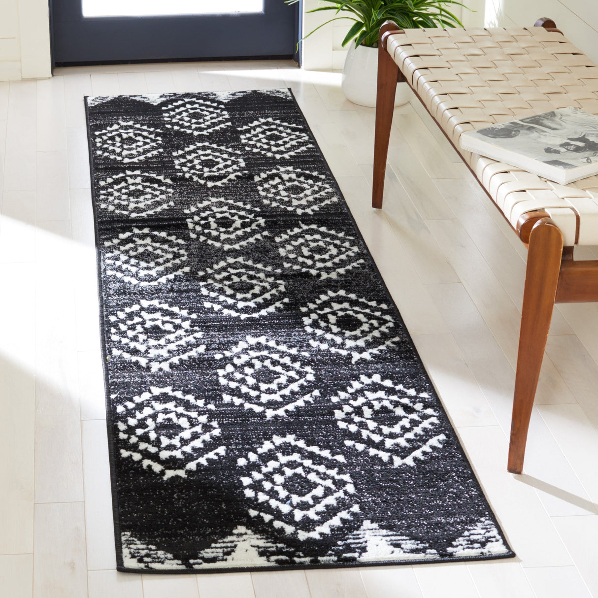 Safavieh Skyler Sky179Z Black/Ivory Rugs.