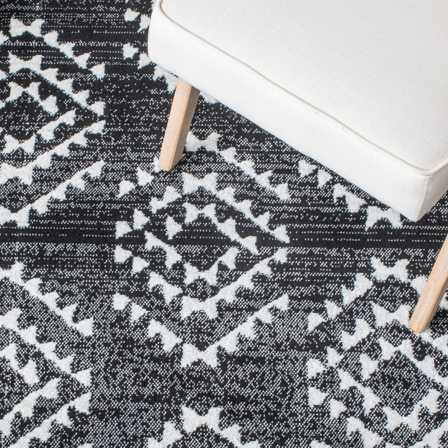 Safavieh Skyler Sky179Z Black/Ivory Rugs.