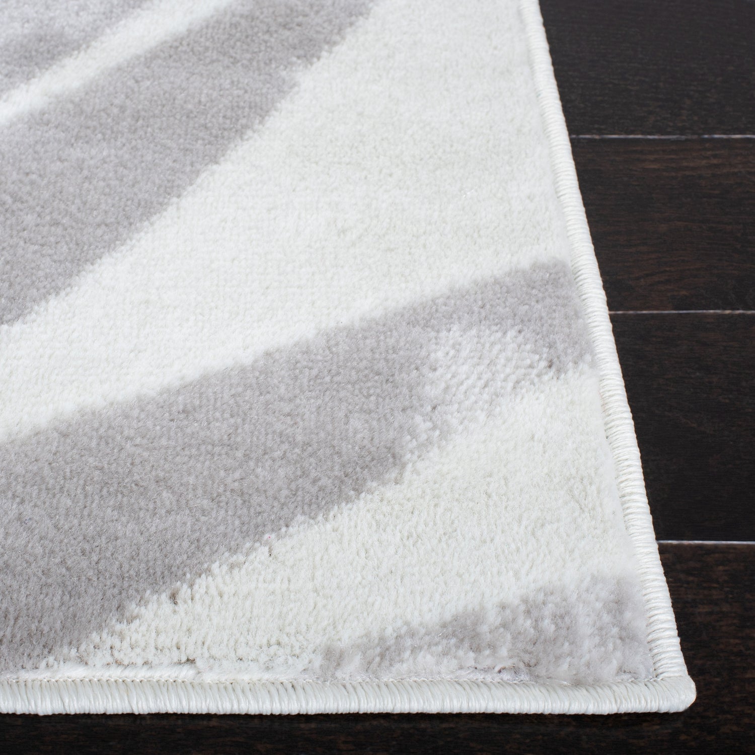 Safavieh Skyler Sky189A Ivory/Black Rugs.