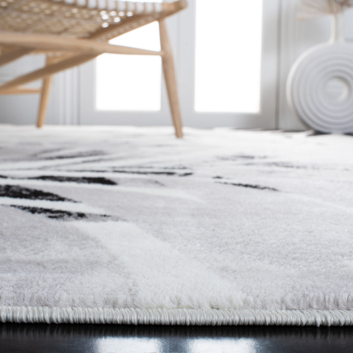 Safavieh Skyler Sky189A Ivory/Black Rugs.