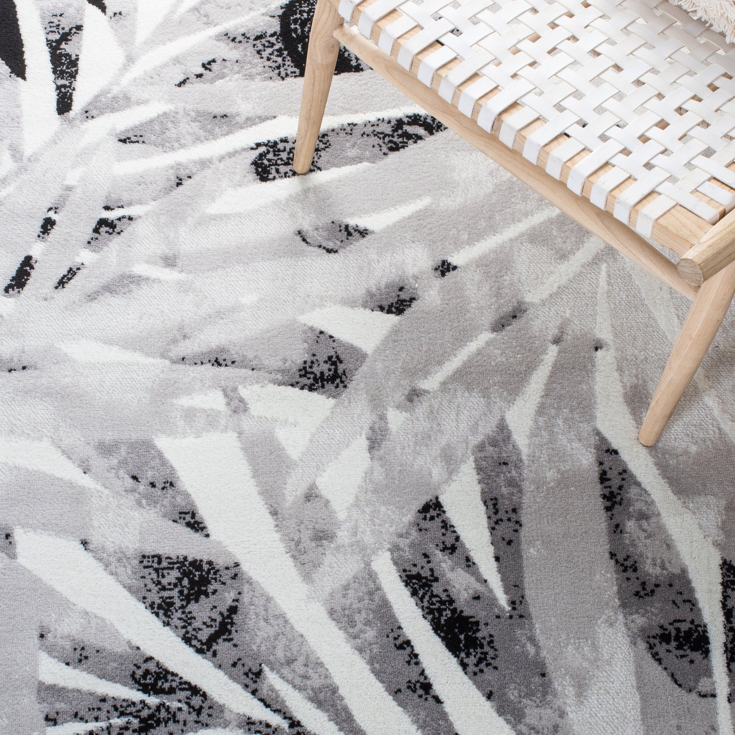 Safavieh Skyler Sky189A Ivory/Black Rugs.