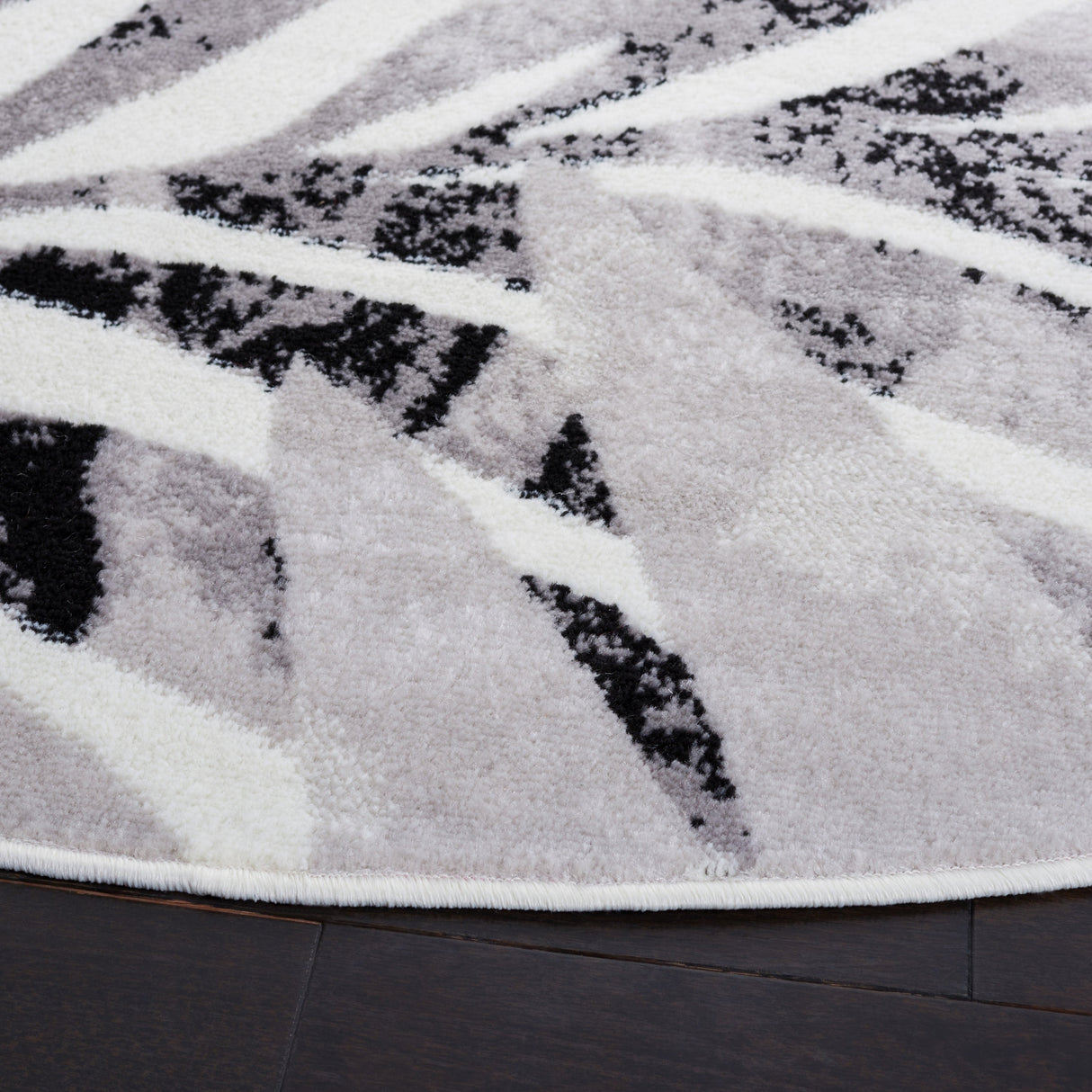 Safavieh Skyler Sky189A Ivory/Black Rugs.
