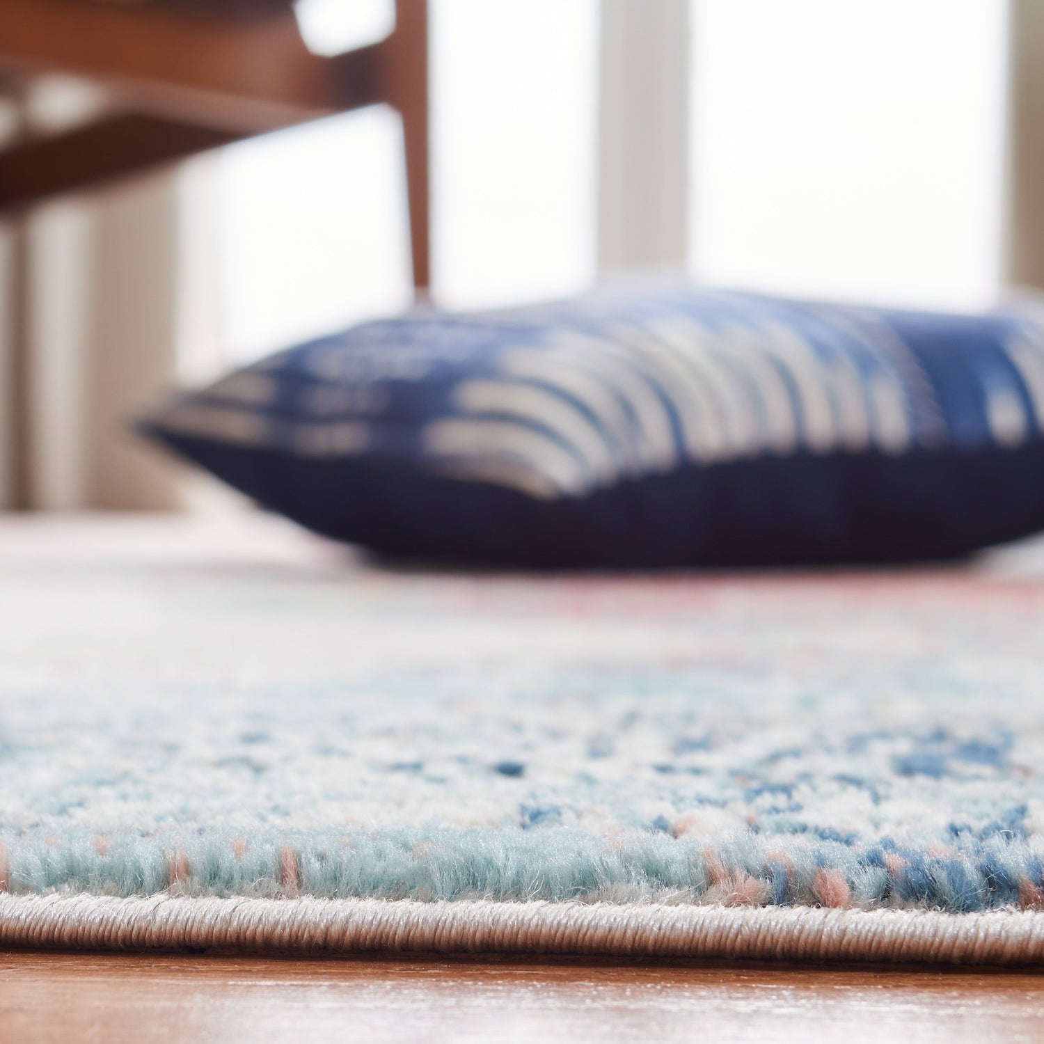 Safavieh Skyler Sky543A Beige/Burgundy Rugs.