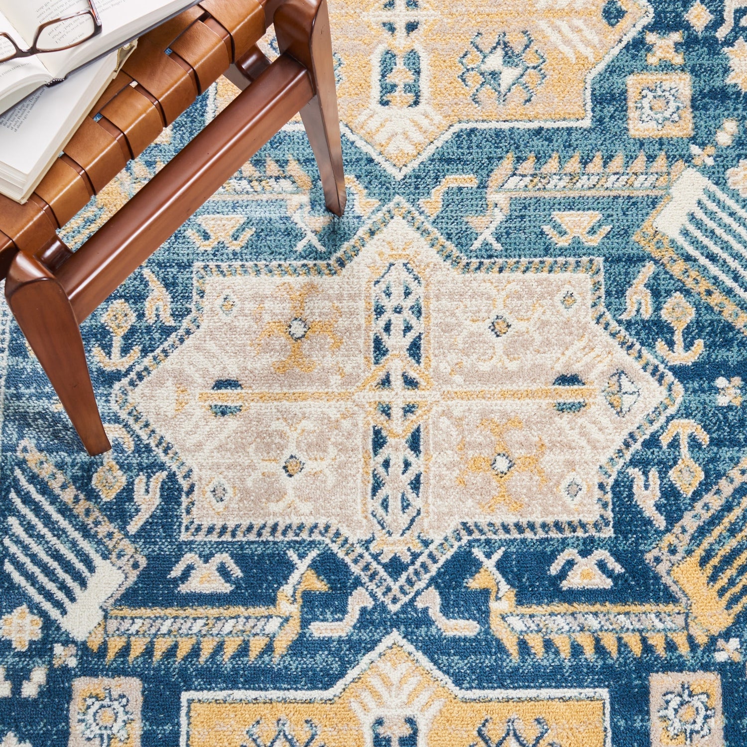 Safavieh Skyler Sky544A Beige/Navy Rugs.