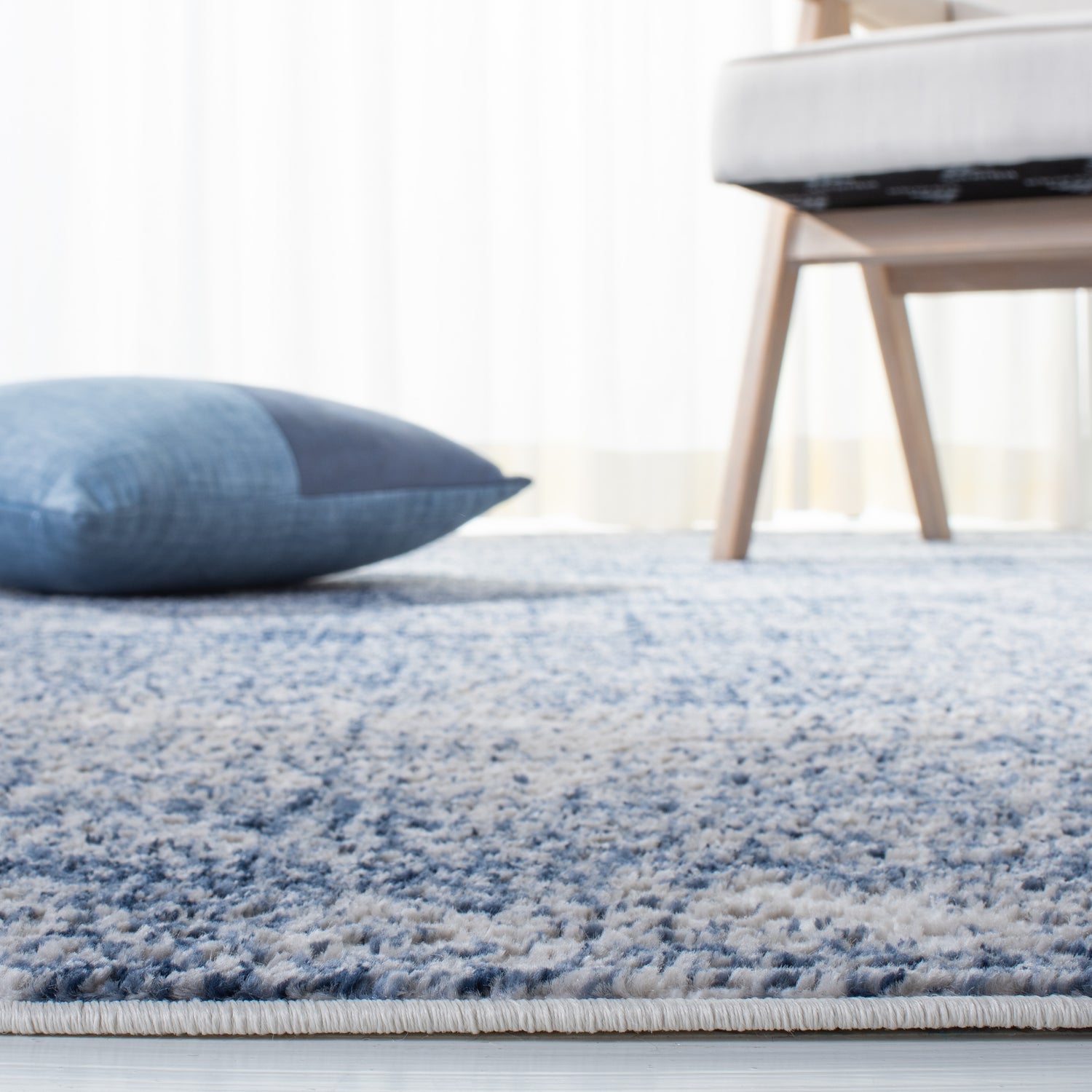Safavieh Skyler Sky563A Ivory/Navy Rugs.