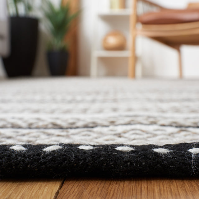 Safavieh Striped Kilim Stk102Z Black/Ivory Rug.