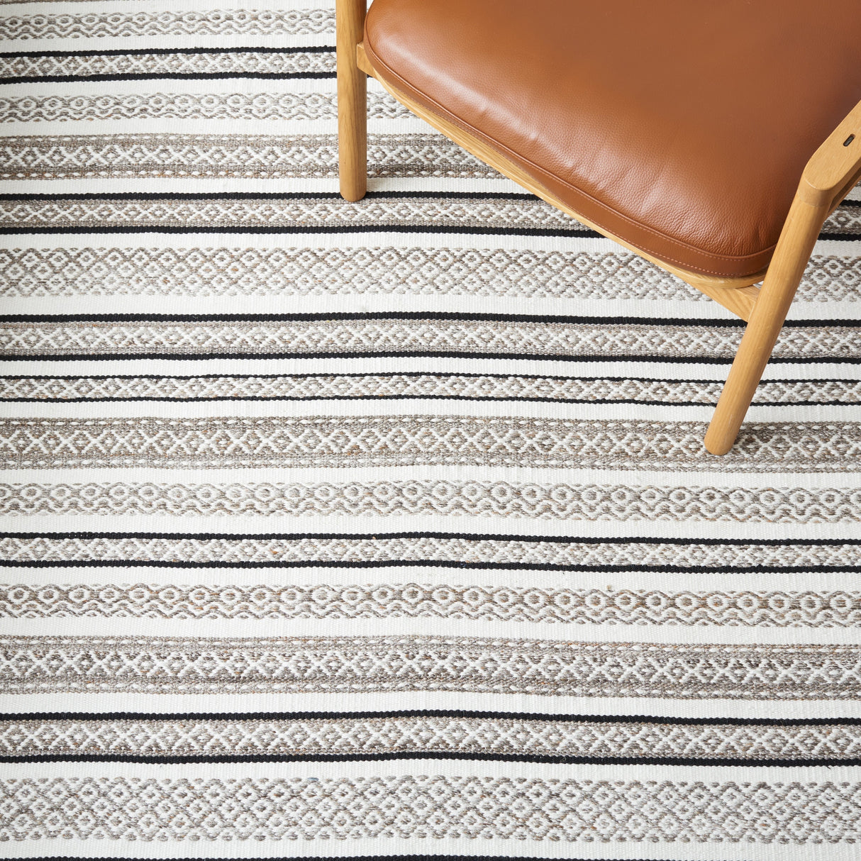 Safavieh Striped Kilim Stk102Z Black/Ivory Rug.