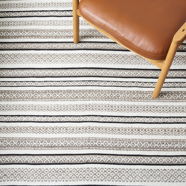 Safavieh Striped Kilim Stk102Z Black/Ivory Rug.