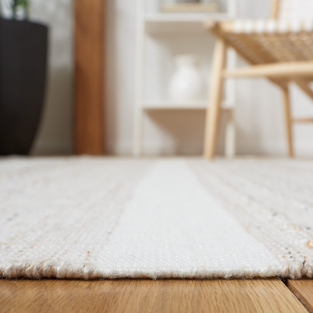 Safavieh Striped Kilim Stk105B Beige/Ivory Rug.