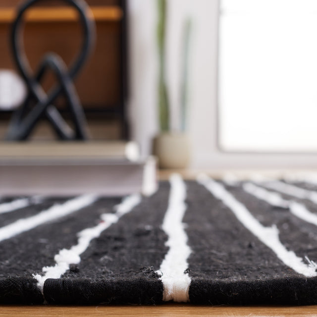 Safavieh Striped Kilim Stk202Z Black/Ivory Rug.