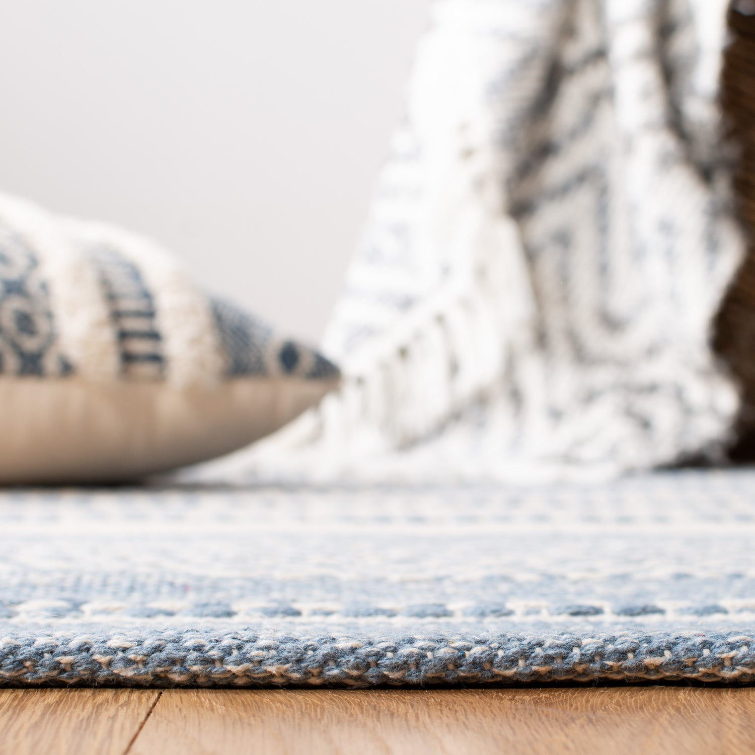 Safavieh Striped Kilim Stk503A Ivory/Blue Rugs.