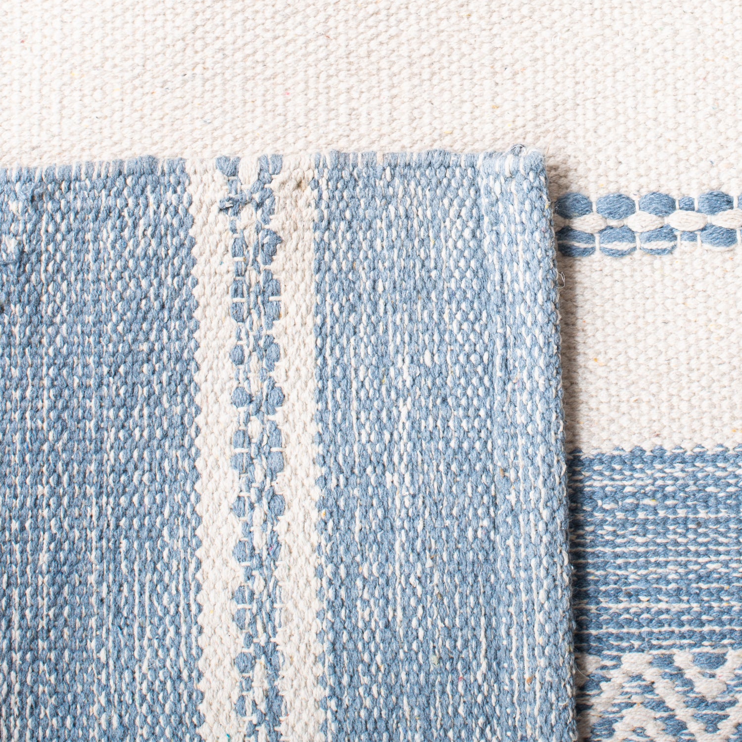 Safavieh Striped Kilim Stk503A Ivory/Blue Rugs.