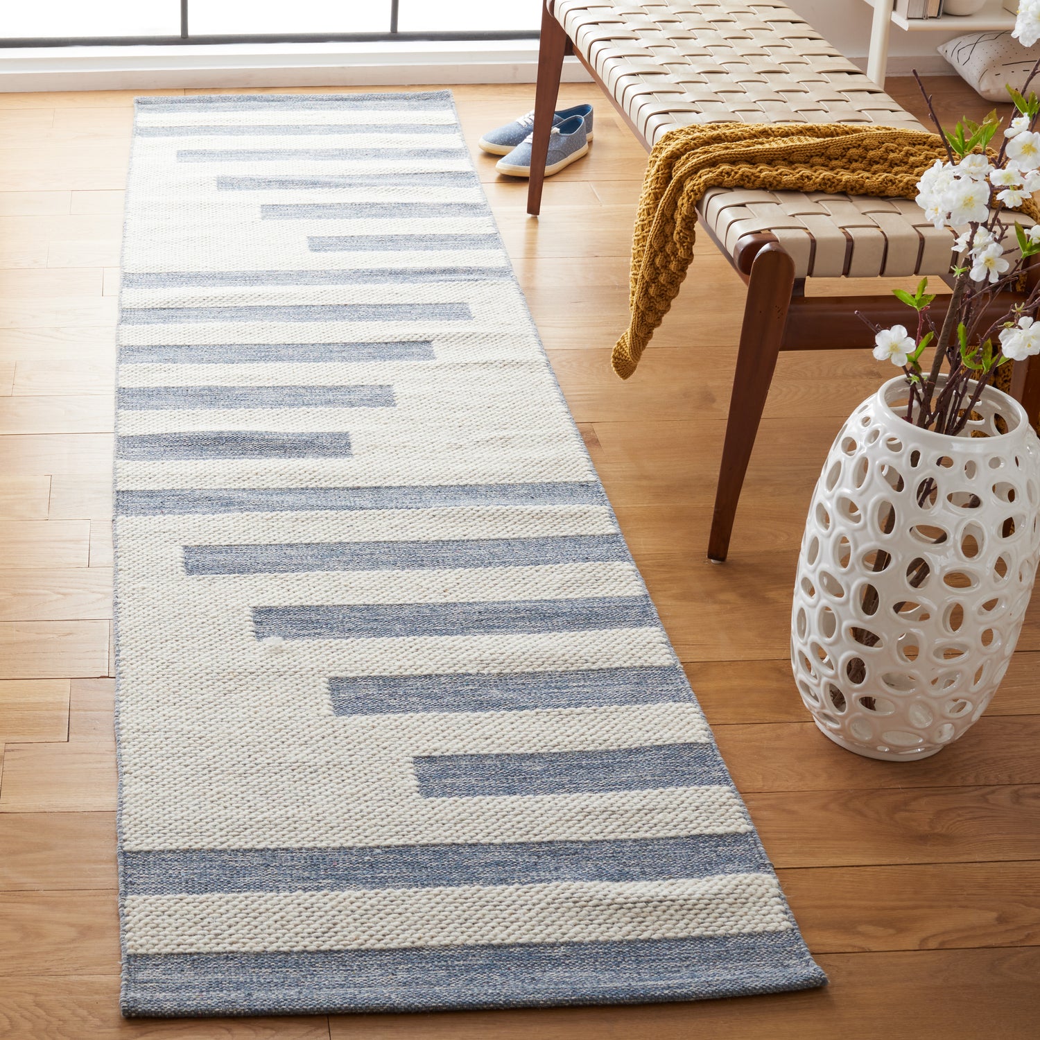 Safavieh Striped Kilim Stk504A Ivory/Blue Rugs.