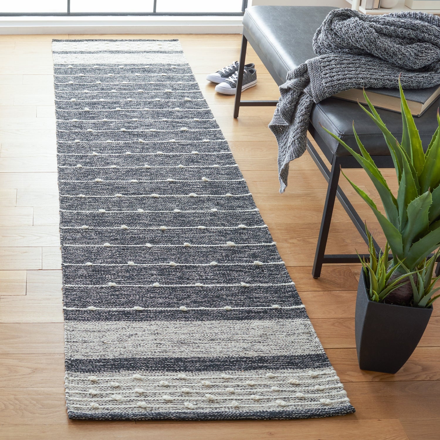 Safavieh Striped Kilim Stk509Z Black/Ivory Rugs.