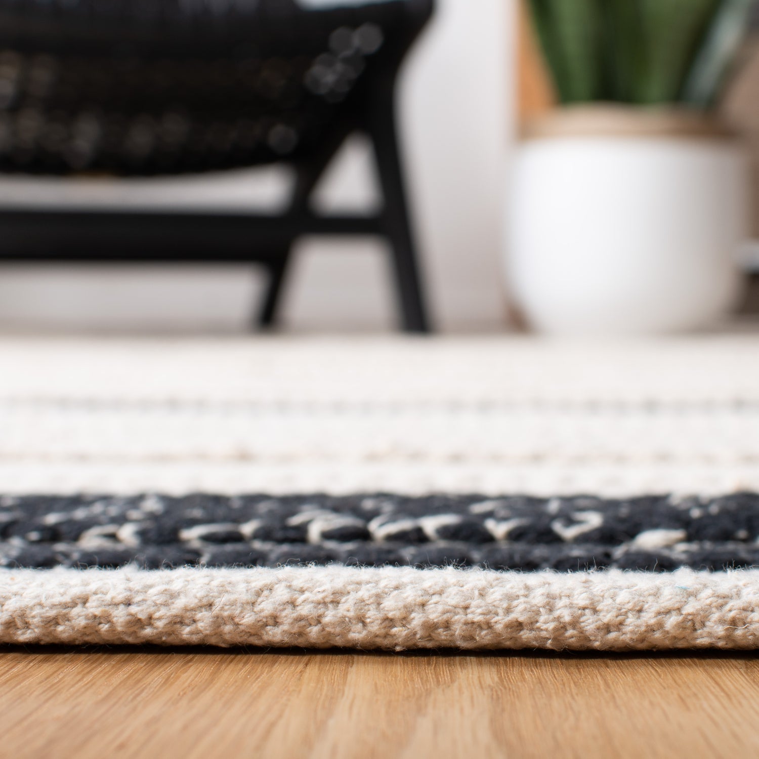 Safavieh Striped Kilim Stk512A Ivory/Black Rugs.