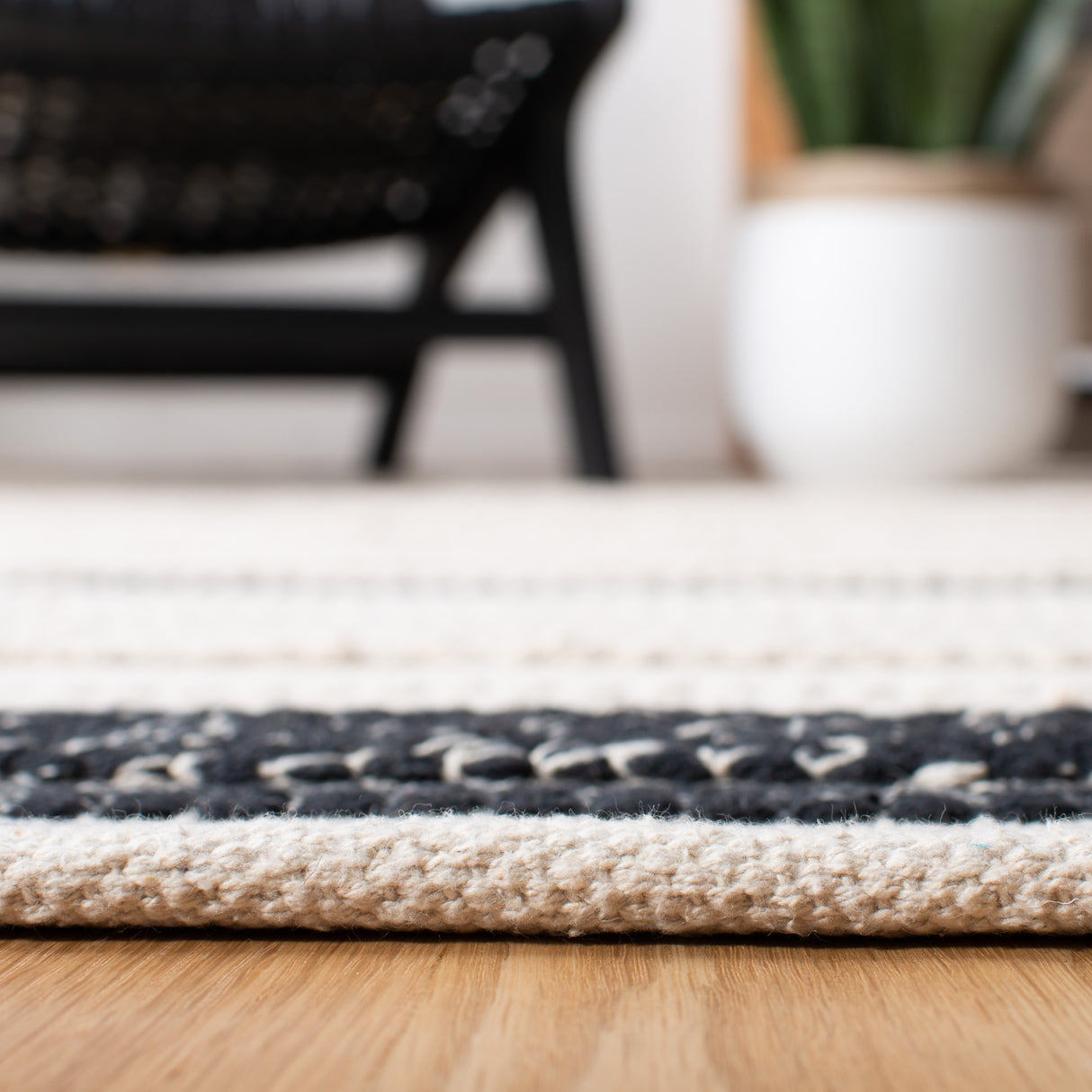 Safavieh Striped Kilim Stk512A Ivory/Black Rugs.