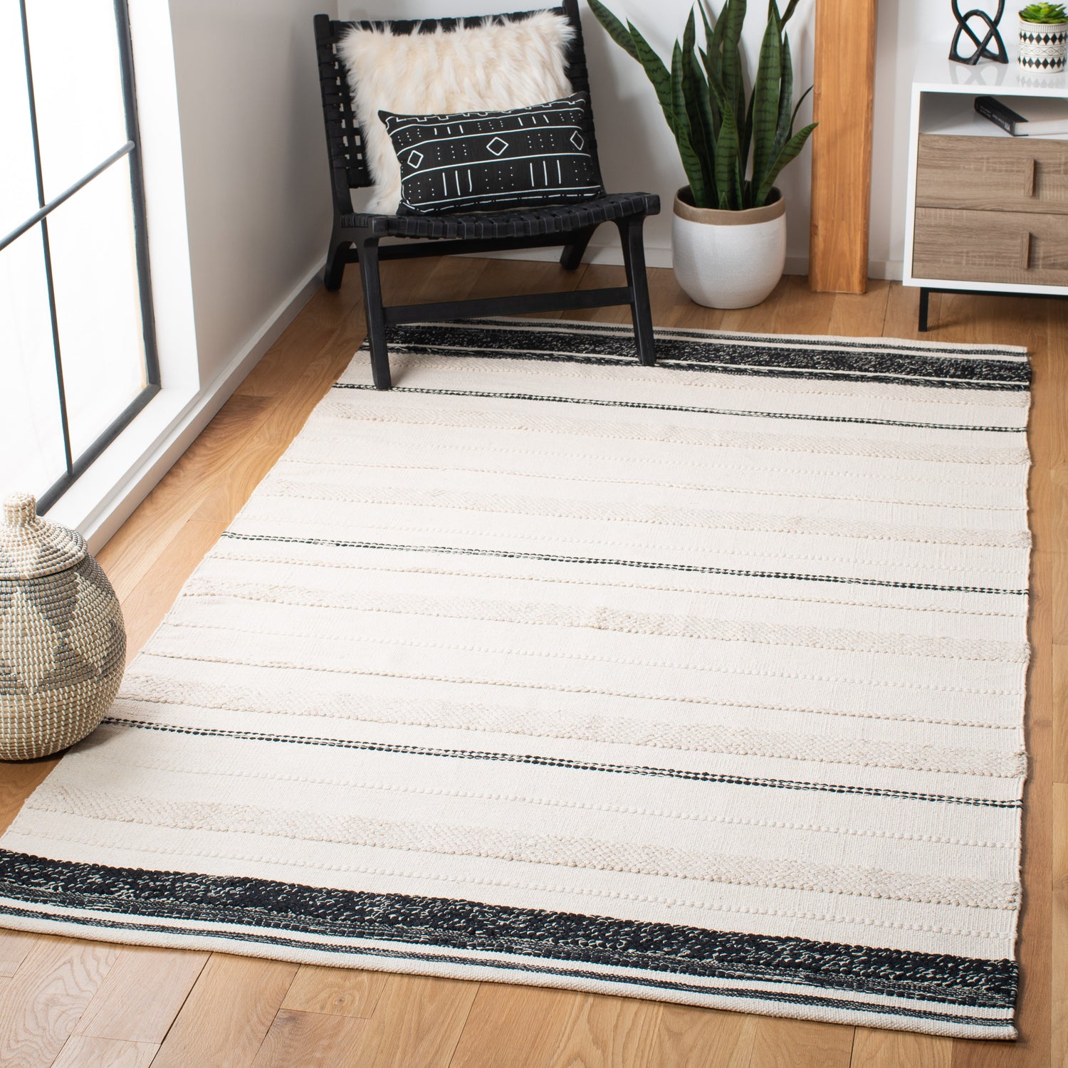 Safavieh Striped Kilim Stk512A Ivory/Black Rugs.