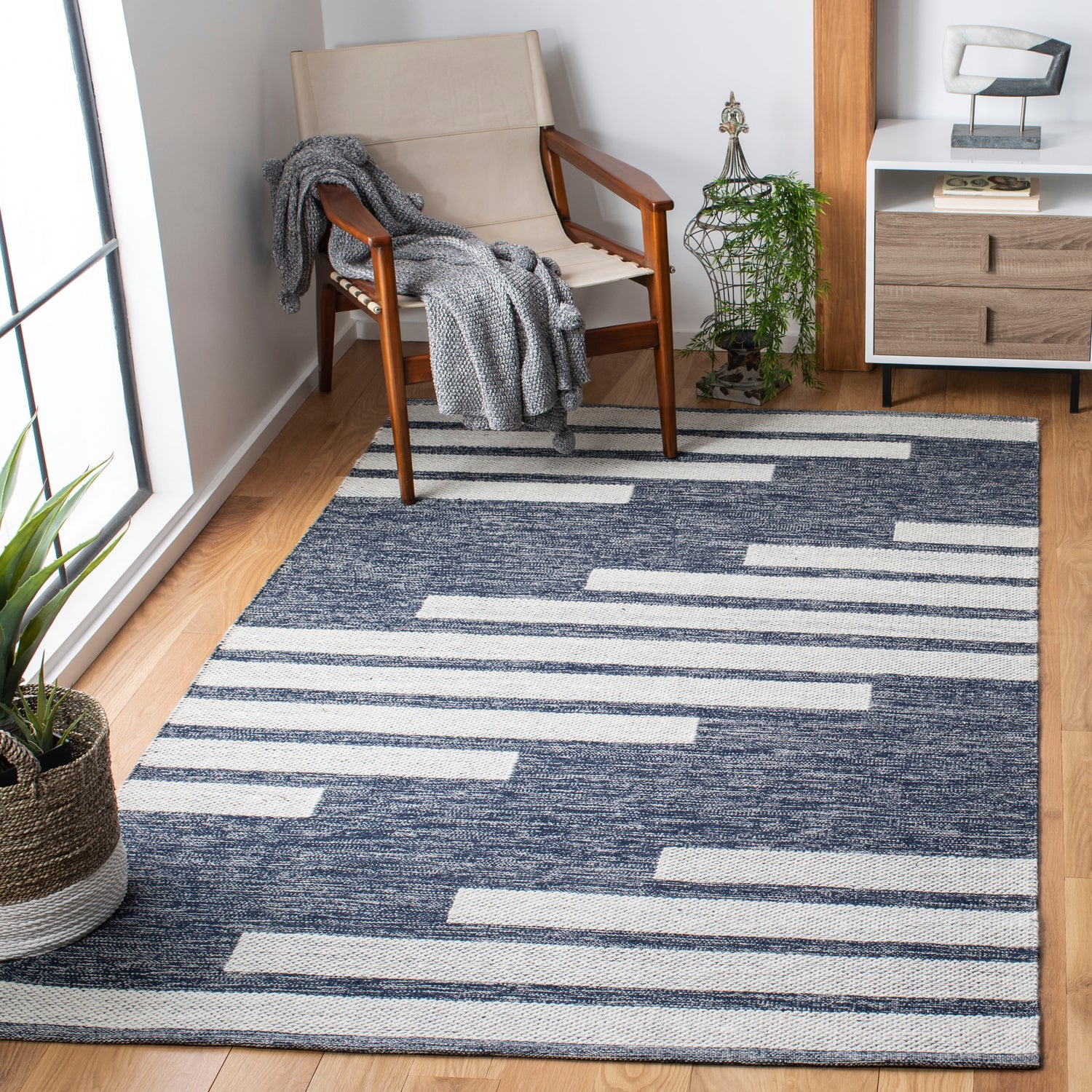 Safavieh Striped Kilim Stk514N Navy/Ivory Rugs.