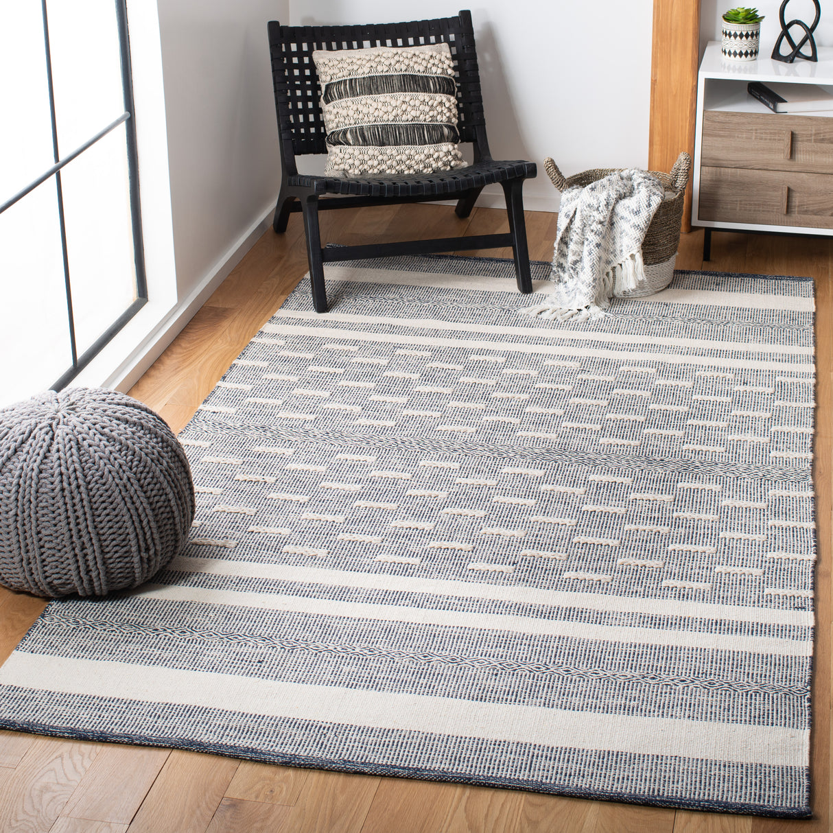 Safavieh Striped Kilim Stk515N Navy/Ivory Rugs.