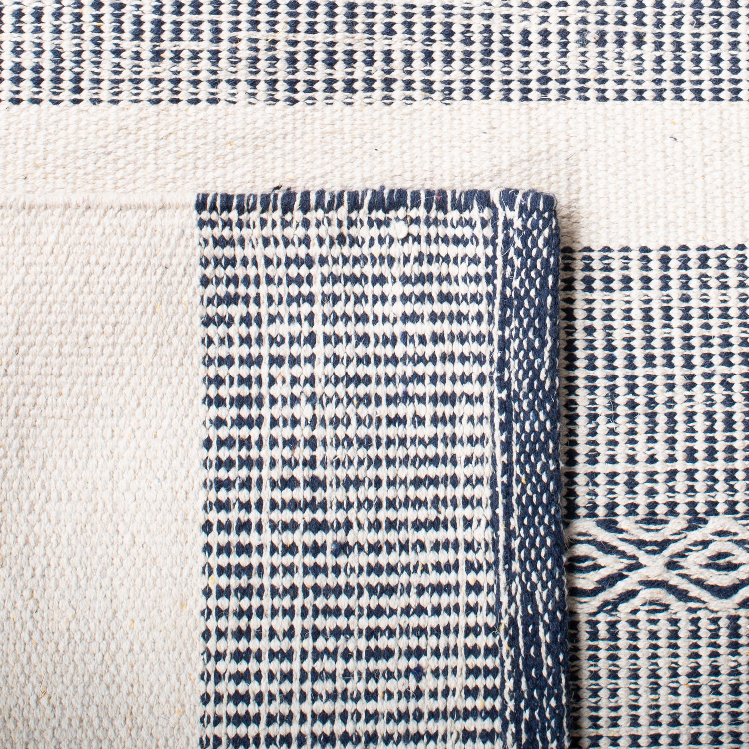 Safavieh Striped Kilim Stk515N Navy/Ivory Rugs.