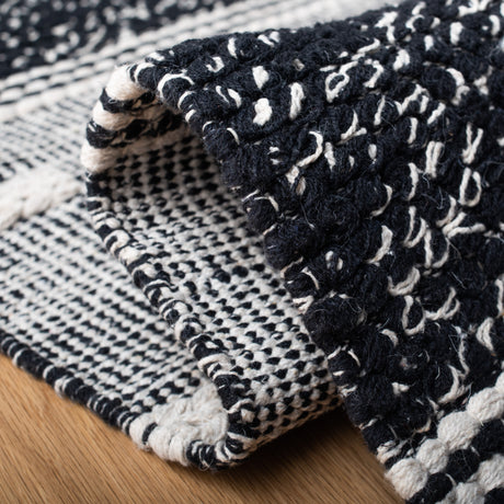 Safavieh Striped Kilim Stk518Z Black/Ivory Rugs.