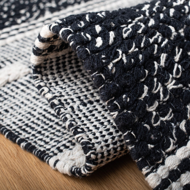 Safavieh Striped Kilim Stk518Z Black/Ivory Rugs.