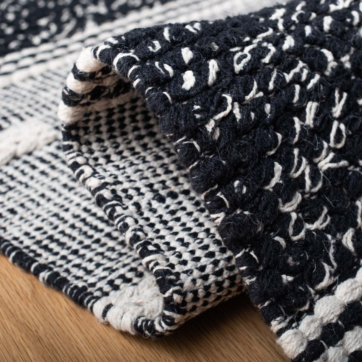 Safavieh Striped Kilim Stk518Z Black/Ivory Rugs.