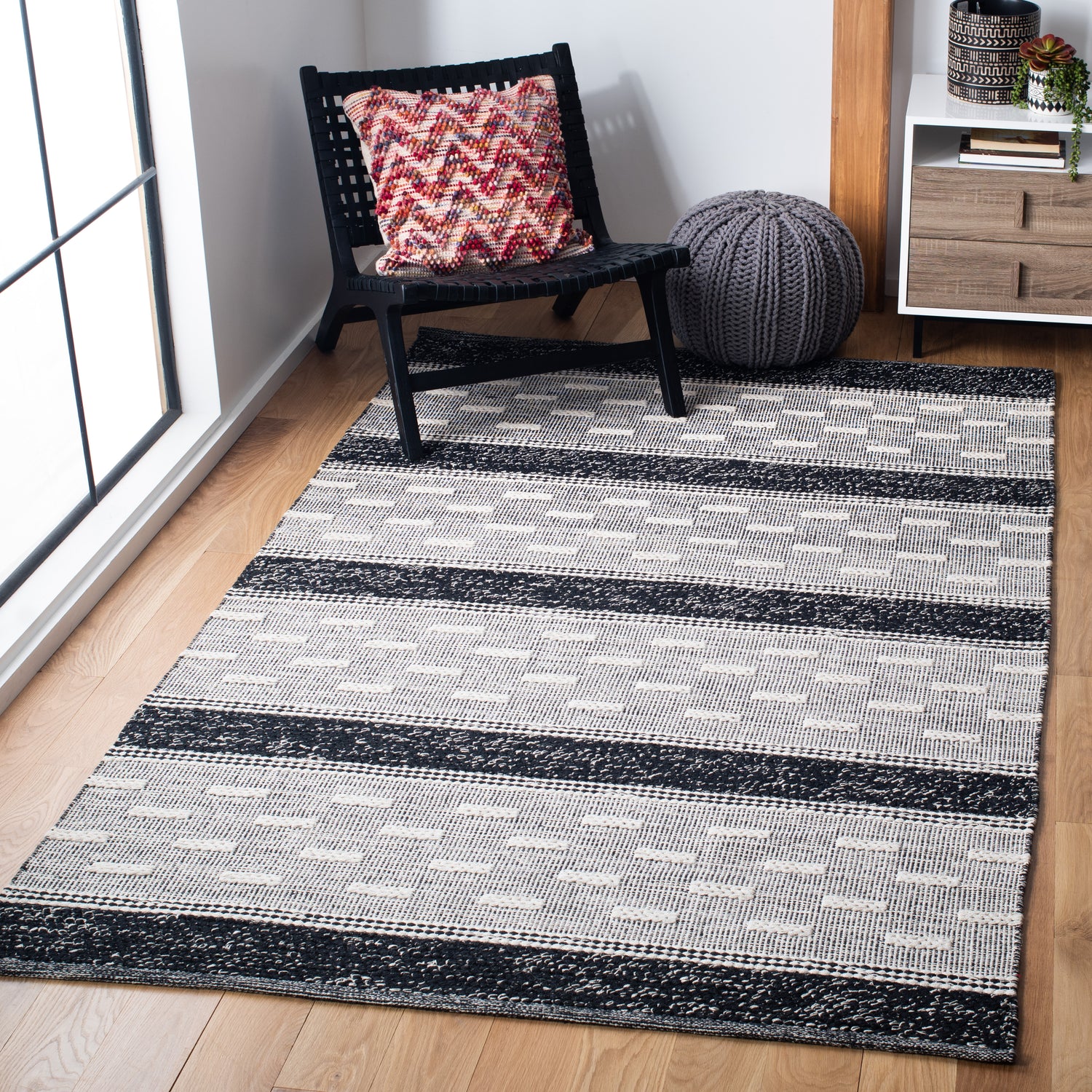 Safavieh Striped Kilim Stk518Z Black/Ivory Rugs.