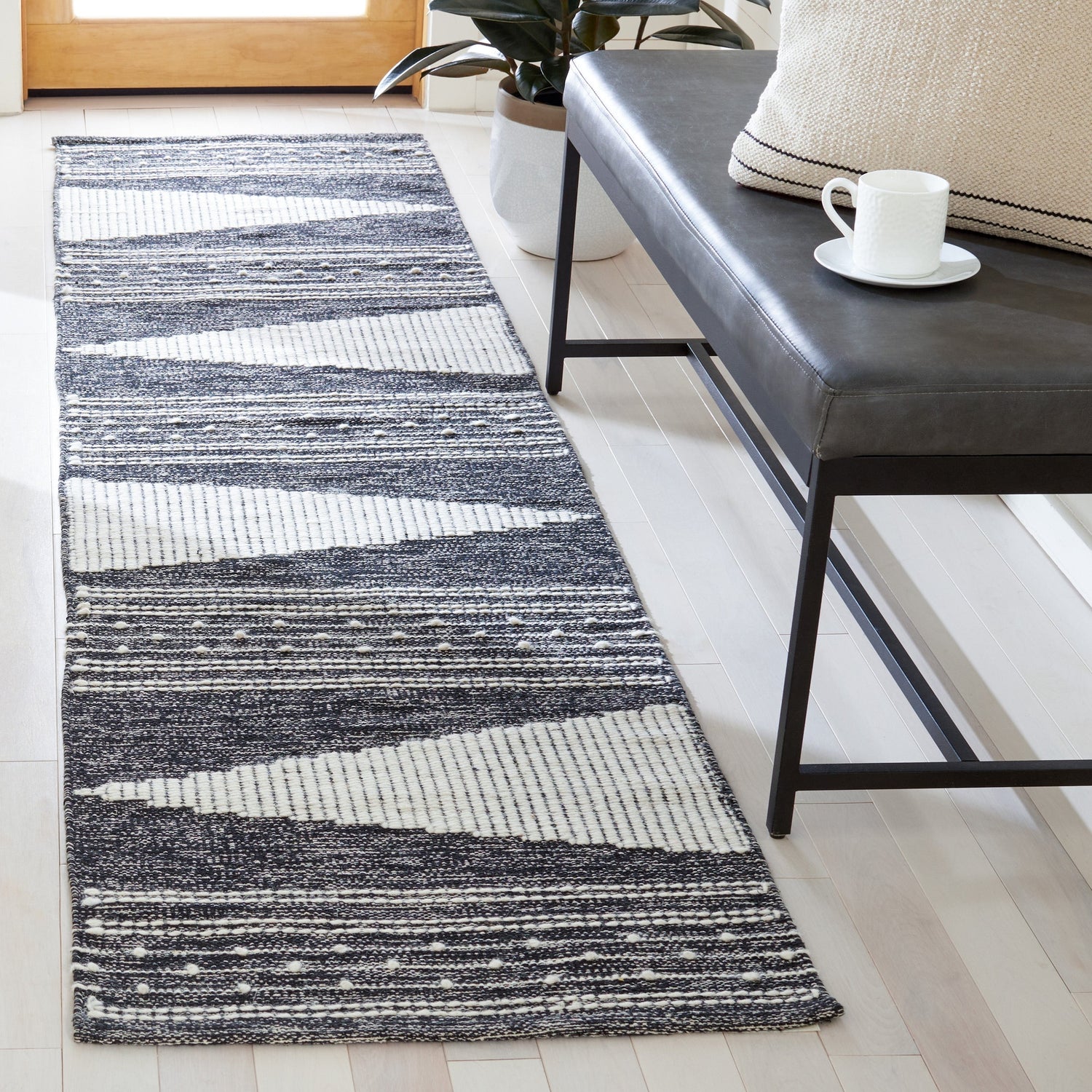 Safavieh Striped Kilim Stk521Z Black/Ivory Rugs.