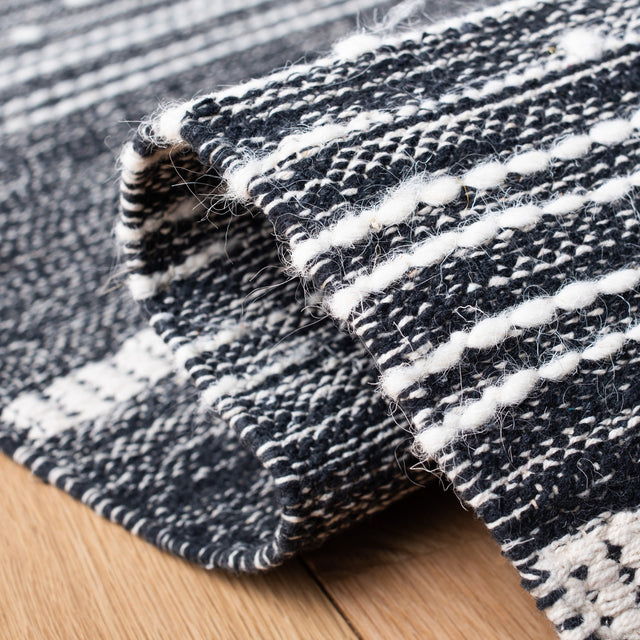 Safavieh Striped Kilim Stk521Z Black/Ivory Rugs.