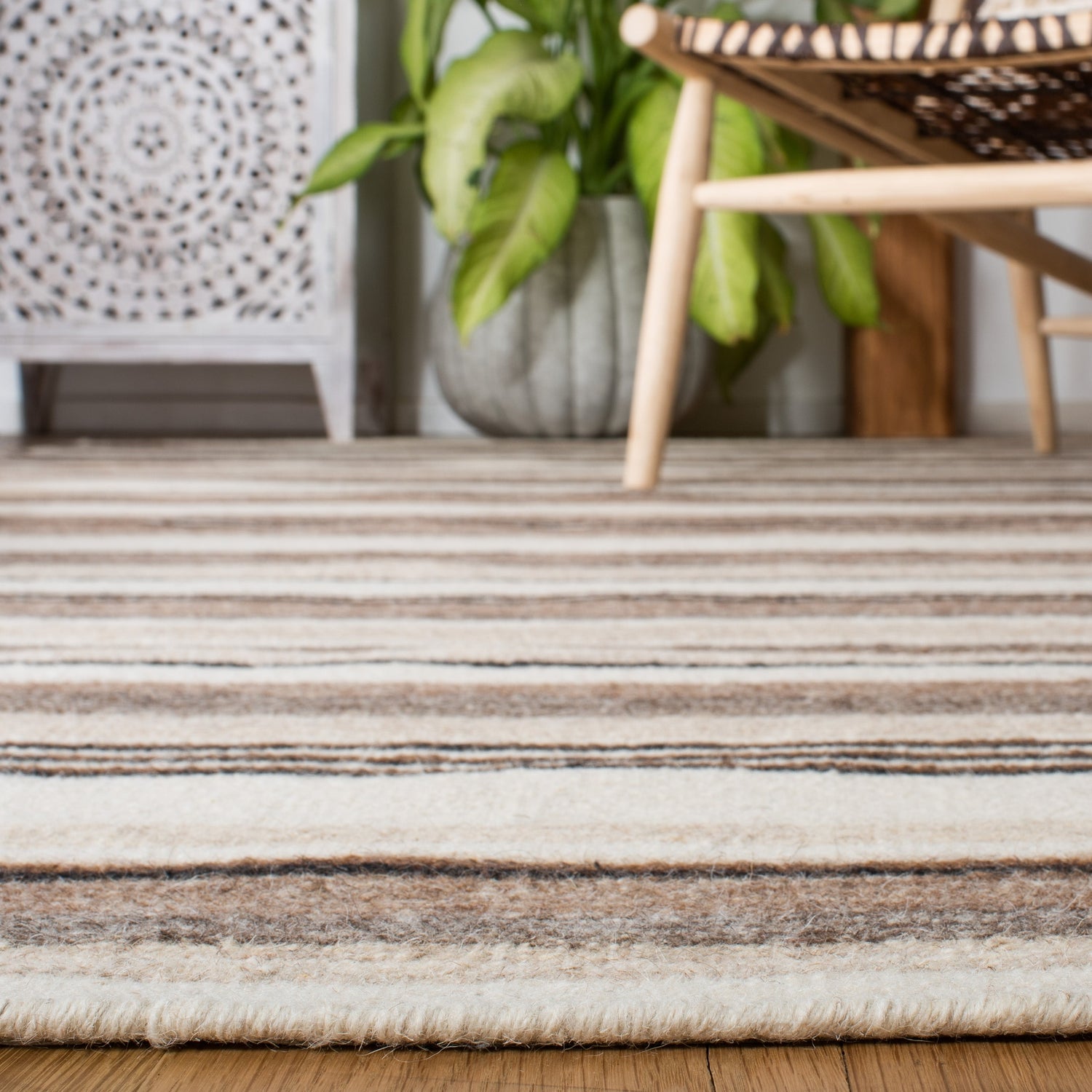 Safavieh Striped Kilim Stk601A Natural/Ivory Rugs.