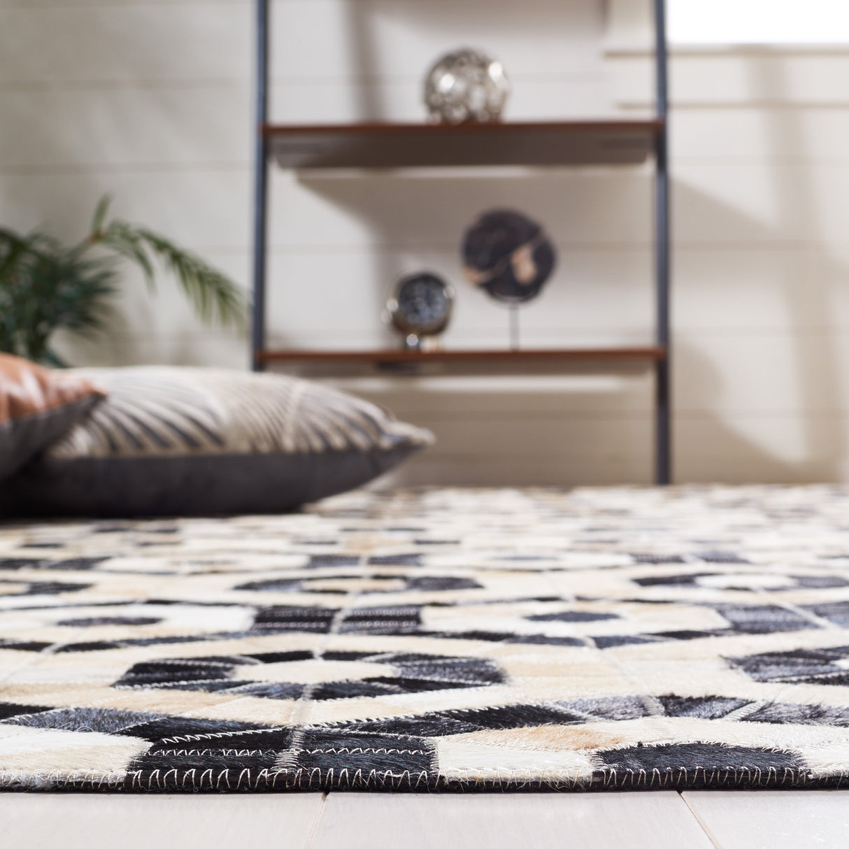 Safavieh Studio Leather Stl234Z Black/Beige Rug.