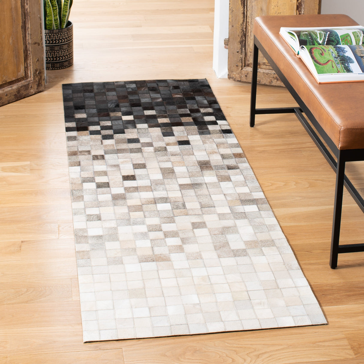 Safavieh Studio Leather Stl813A Ivory/Black Rugs.