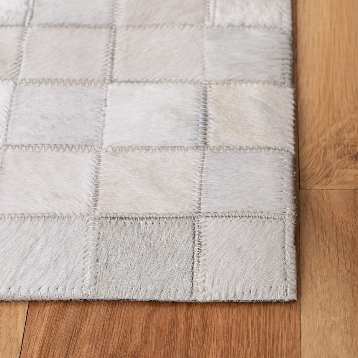 Safavieh Studio Leather Stl813A Ivory/Black Rugs.