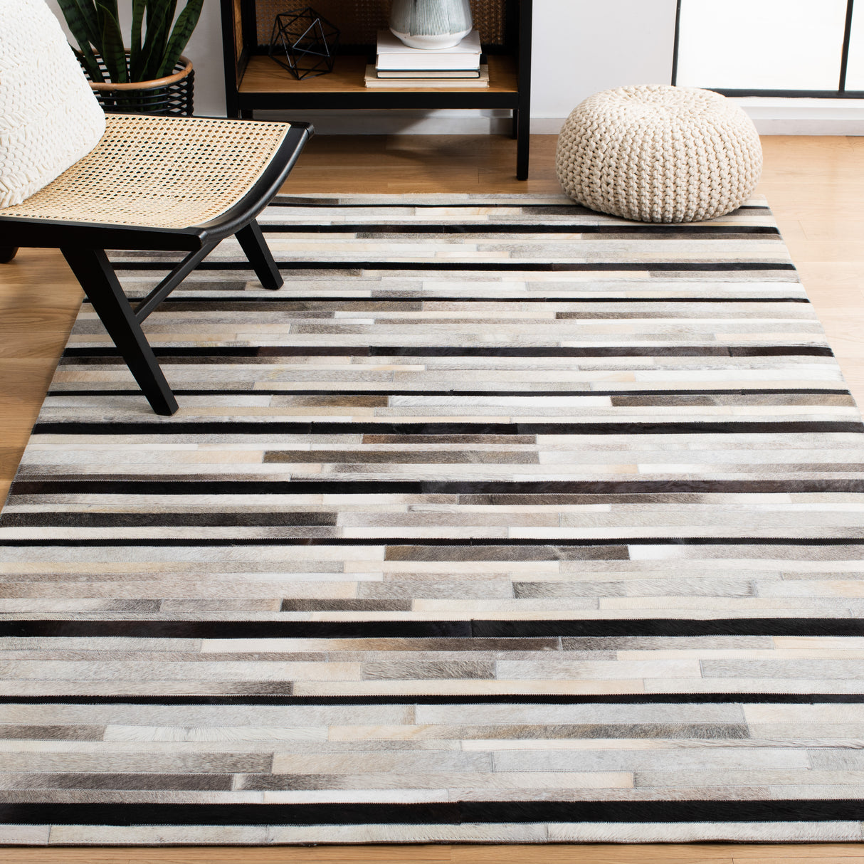 Safavieh Studio Leather Stl816A Ivory/Black Rugs.