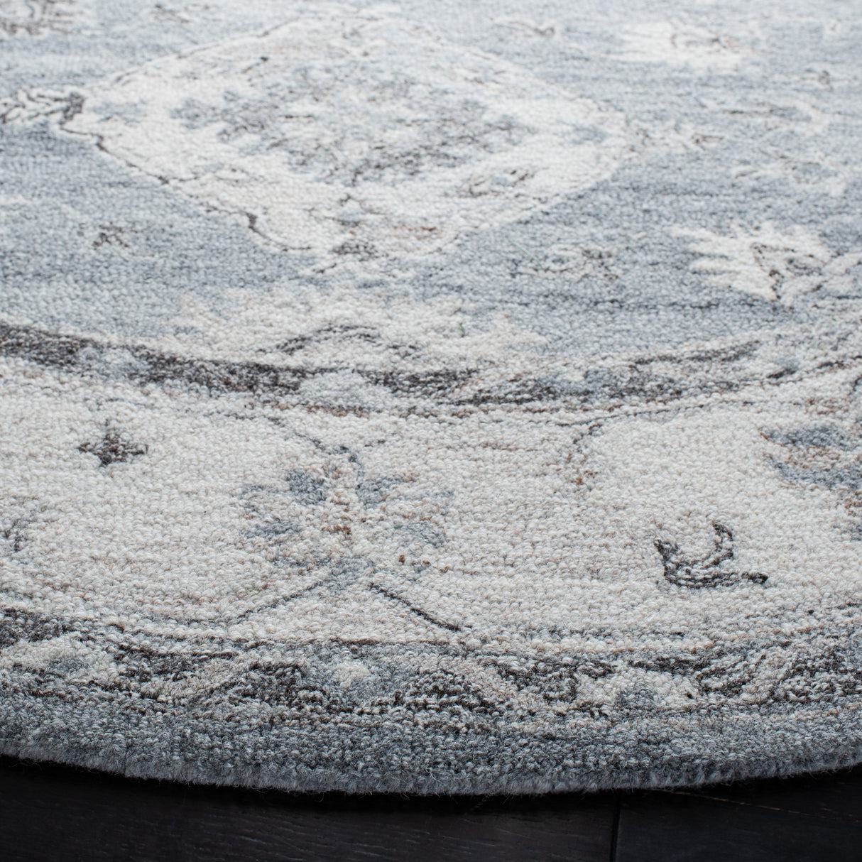 Safavieh Suzani Szn331A Grey/Ivory Rug.