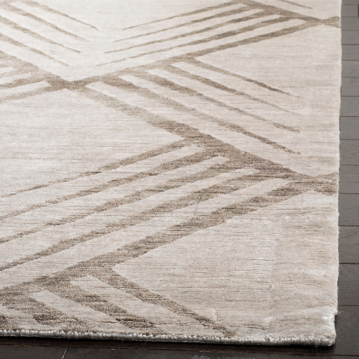 Safavieh Tibetan Tb424B Silver Rug.