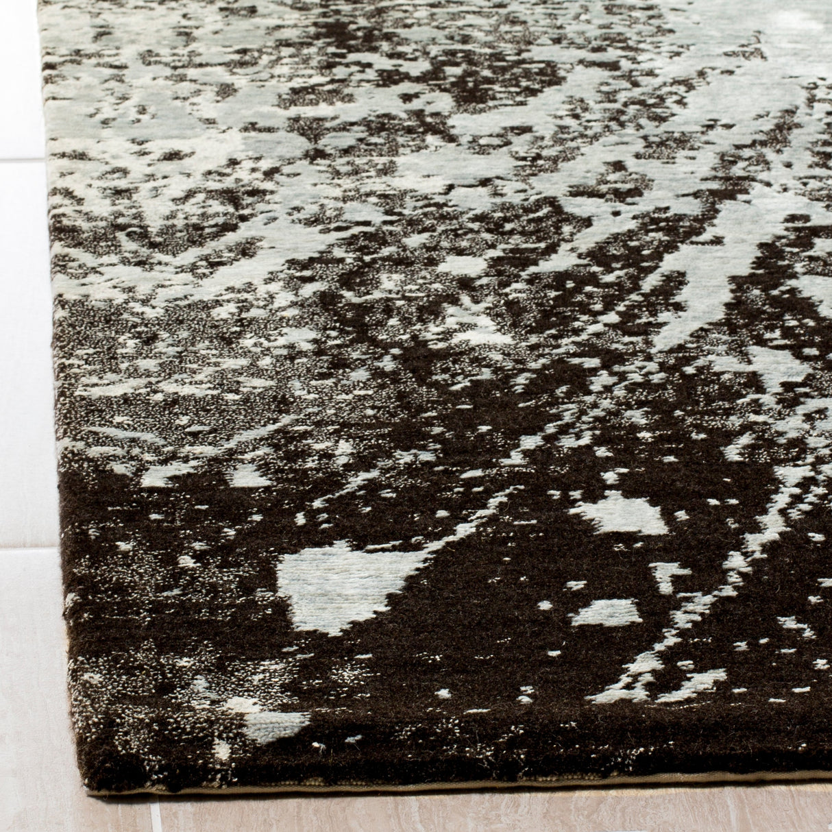 Safavieh Tibetan Tb927A Silver/Black Rugs.