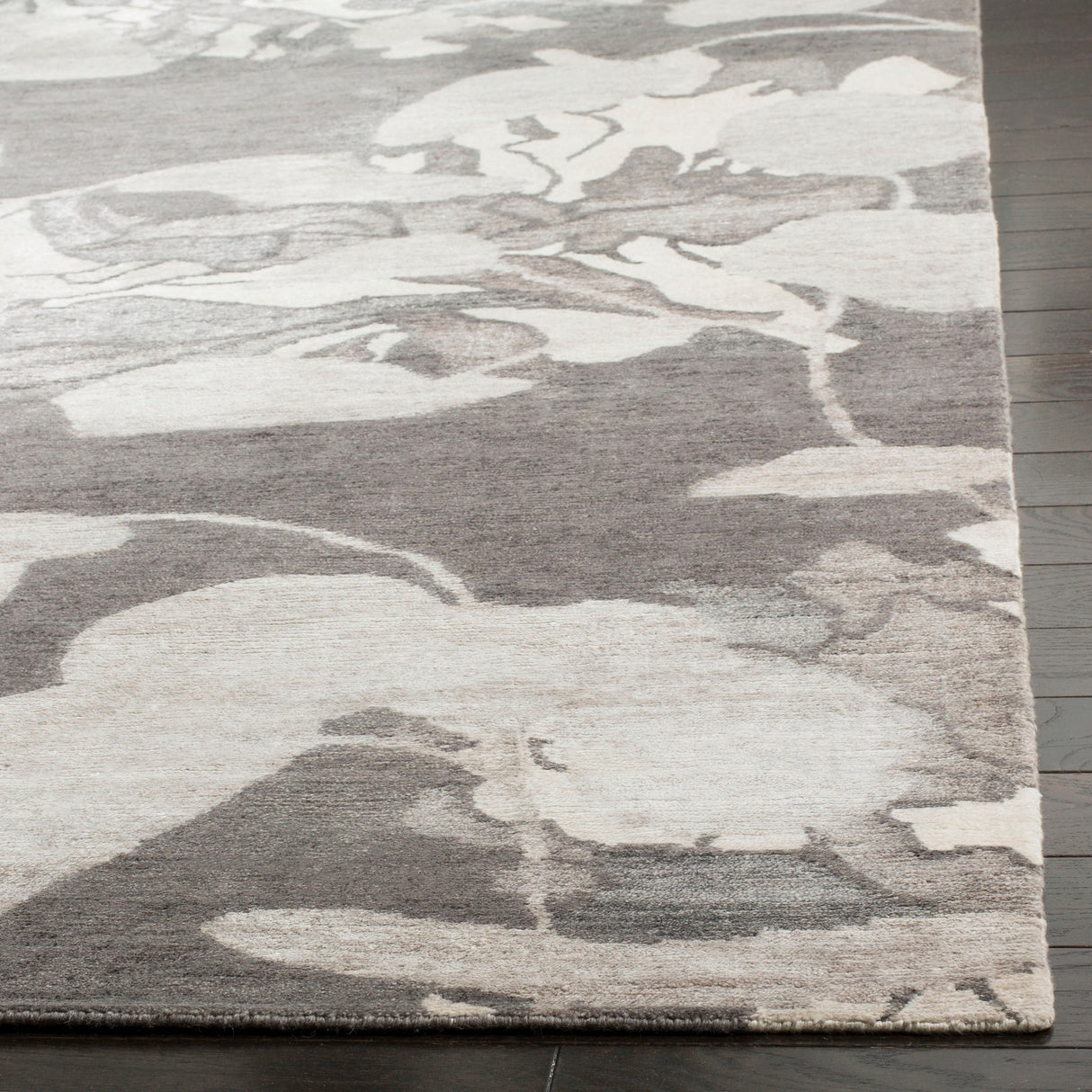 Safavieh Tibetan Tb955A Silver Rug.