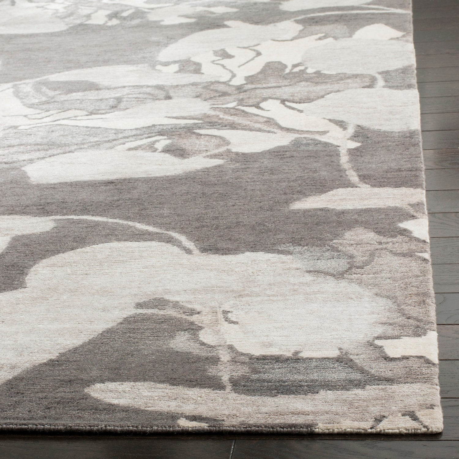 Safavieh Tibetan Tb955A Silver Rug.