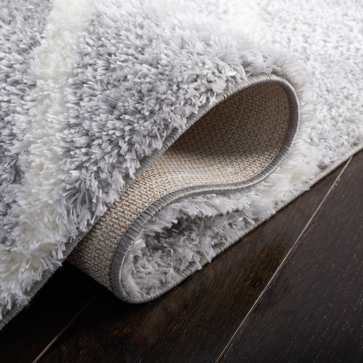 Safavieh Tahoe Shag Tho676F Light Grey/White Rug.