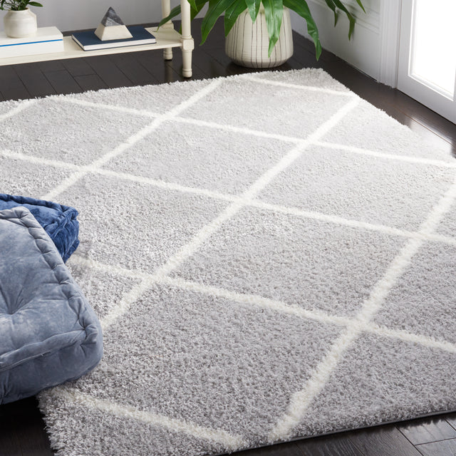 Safavieh Tahoe Shag Tho676F Light Grey/White Rug.