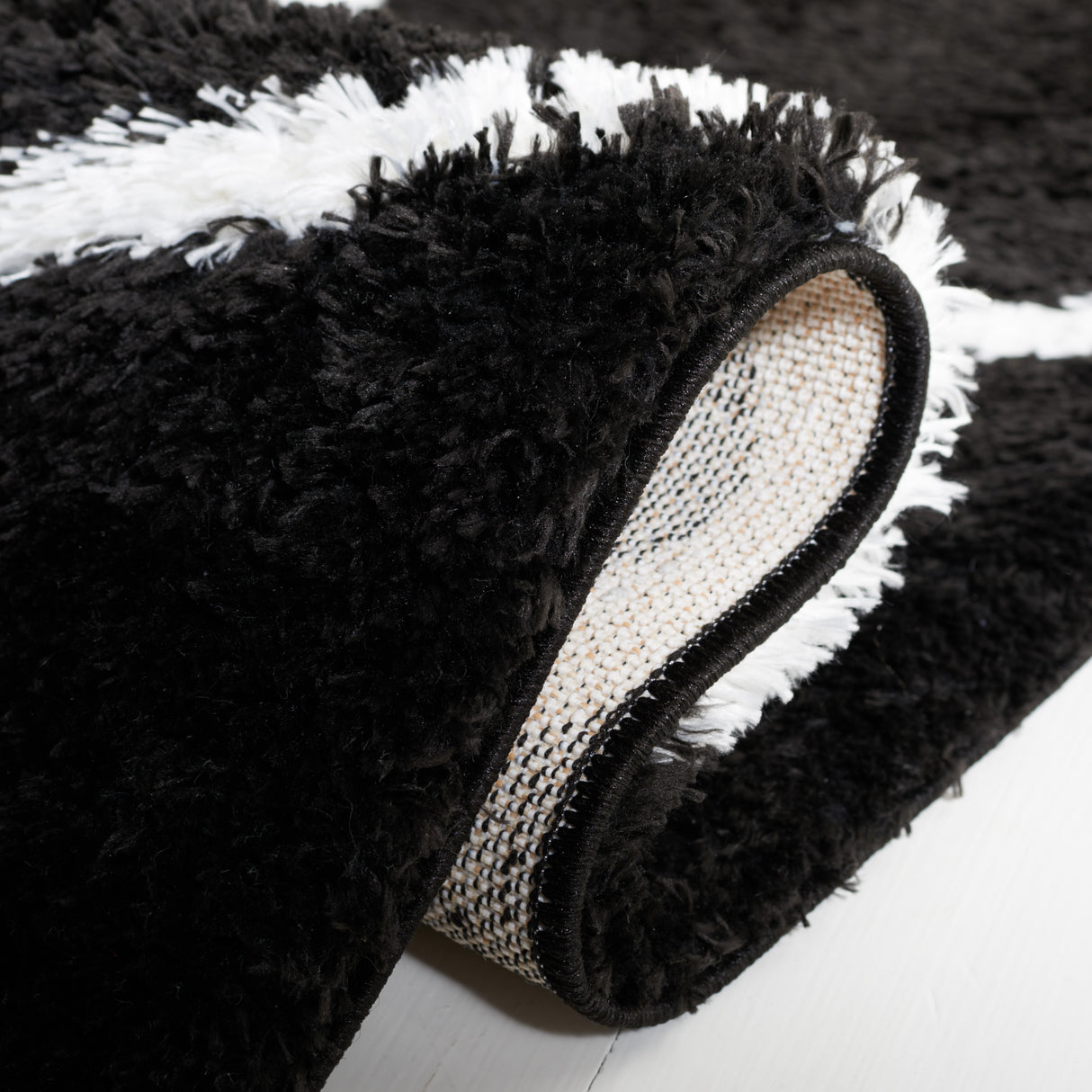 Safavieh Tahoe Shag Tho677Z Black/White Rug.