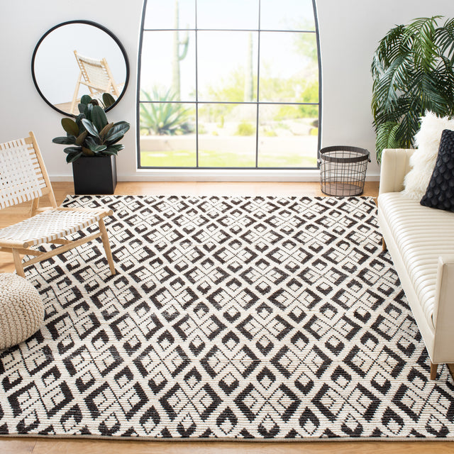 Safavieh Tibetan Tib606A Ivory/Black Rugs.