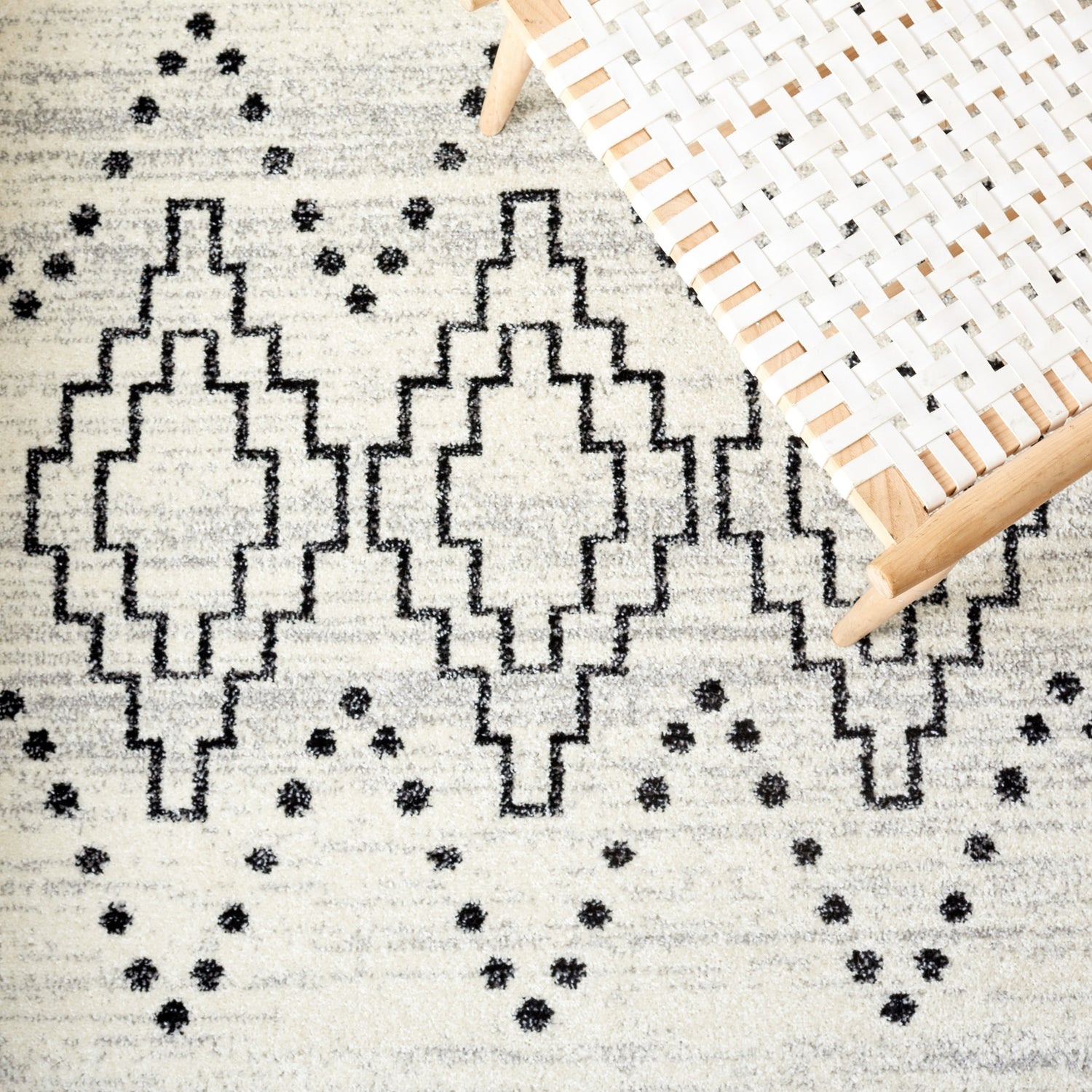 Safavieh Tulum Tul646Z Black/Ivory Rug.